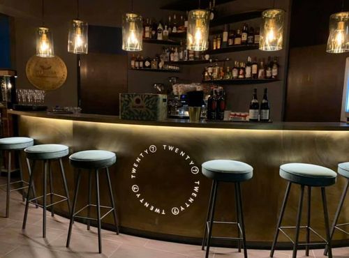 Einrichtung der Bar Twenty7